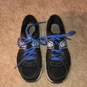 Tennis shoes
